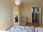 Schlafzimmer mit Kinderbett und Einbauschrank